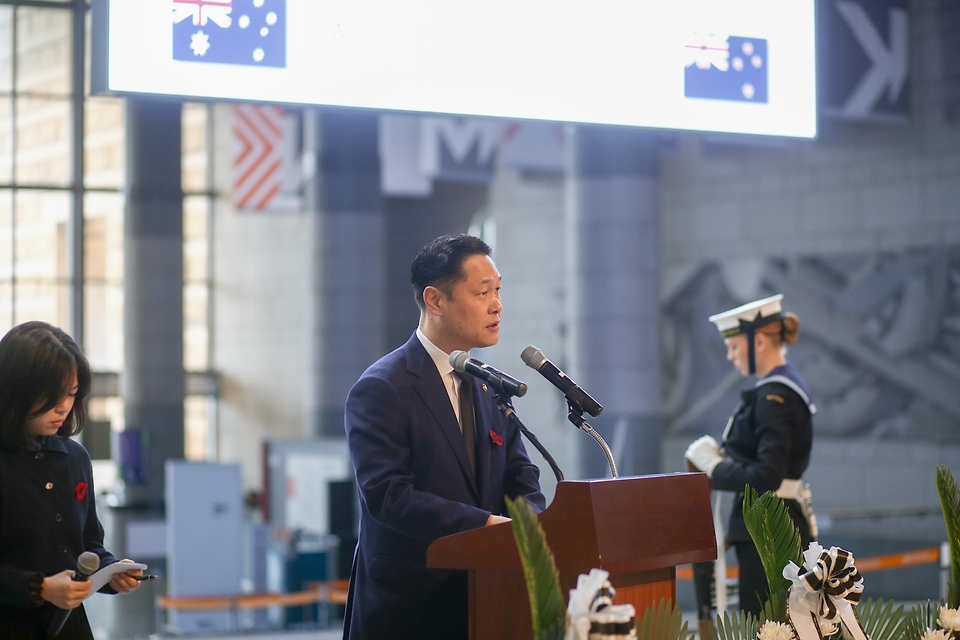 이희완 국가보훈부 차관이 25일 오전 서울 용산구 전쟁기념관에서 열린 호주.뉴질랜드 연합군을 기리는 안작데이 기념식에 참석하여 기념사를 하고 있다.