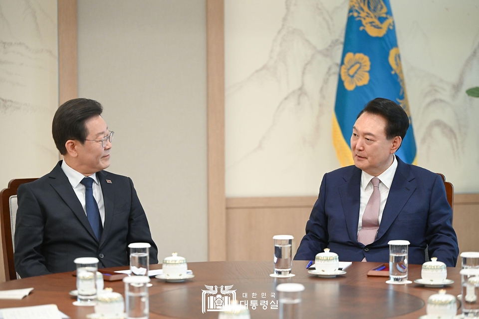 윤석열 대통령이 29일 서울 용산 대통령실 집무실에서 열린 더불어민주당 이재명 대표와의 영수회담에서 이 대표가 전한 메시지를 들은 뒤 발언하고 있다. 