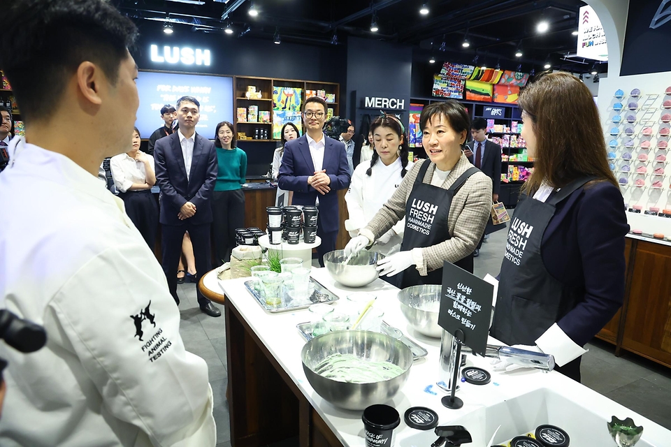 송미령 농림축산식품부 장관이 29일 서울 서초구 러쉬 강남역점에서 우미령 러쉬코리아 대표이사와 국산 팥가루가 들어간 ‘마스크 오브 매그너민티’ 만들기 체험을 하고 있다.