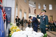 이희완 국가보훈부 차관이 25일 오전 서울 용산구 전쟁기념관에서 열린 호주.뉴질랜드 연합군을 기리는 안작데이 기념식에 참석하여 헌화를 하고 있다.