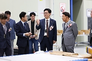 고광효 관세청장이 30일(화) 군산물류지원센터(군산시 소재)에서 진행한 군산세관 특송물류센터 개장식에 참석해 물류센터 통관 현장을 둘러보고 있다.