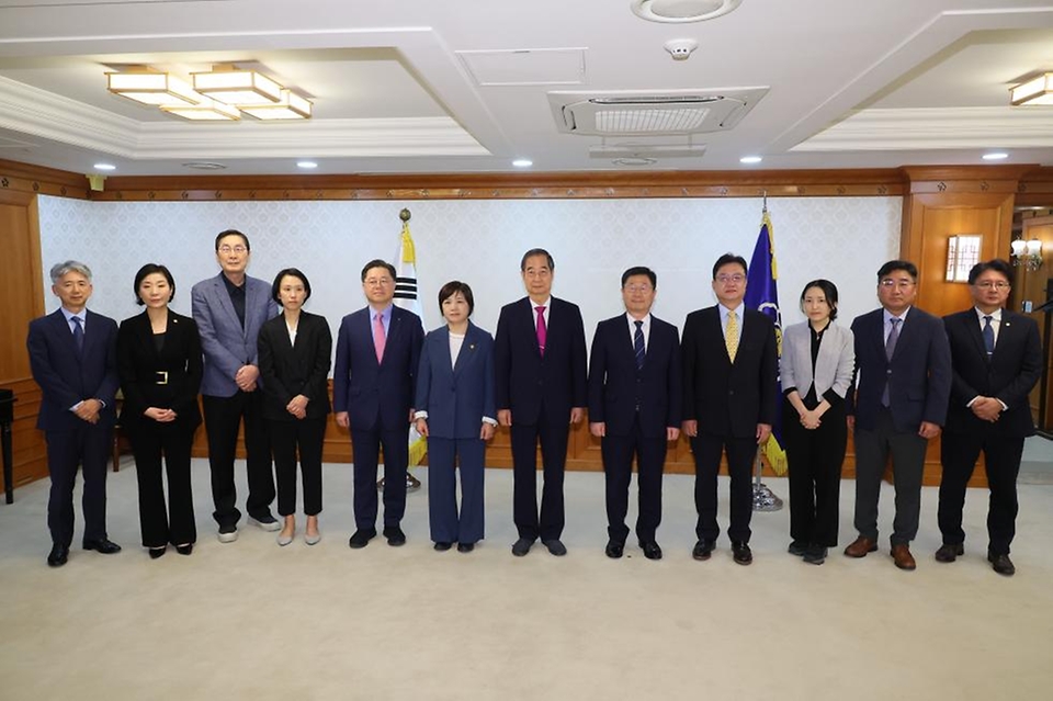 한덕수 국무총리가 30일 서울 종로구 정부서울청사에서 열린 제13차 규제자유특구위원회 위원  위촉식에서 참석자들과 함께 기념촬영을 하고 있다. 