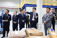 고광효 관세청장이 30일(화) 군산물류지원센터(군산시 소재)에서 진행한 군산세관 특송물류센터 개장식에 참석해 물류센터 통관 현장을 둘러보고 있다.