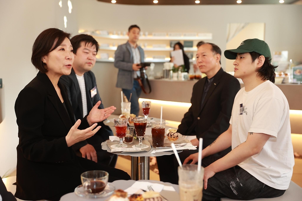 오영주 중소벤처기업부 장관이 30일 서울 중구 콘티뉴이티에서 청년 소상공인들을 만나 대화를 나누고 있다.