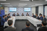 조태열 외교부 장관이 30일 호주 멜번에서 현지 진출 기업인들과 ‘경제인과의 만남’을 열고 발언하고 있다. 
