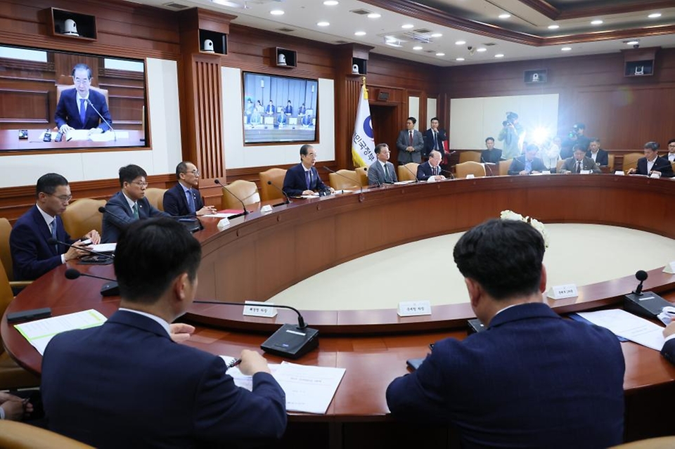 한덕수 국무총리가 2일 서울 종로구 정부서울청사에서 열린 ‘제38회 국정현안관계장관회의’에 참석해 회의에서 논의할 내용을 설명하고 있다.