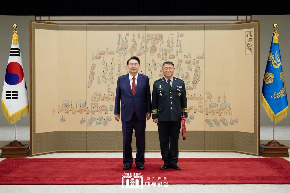 윤석열 대통령이 1일 서울 용산 대통령실 청사에서 열린 ‘중장 진급·보직 신고 및 삼정검 수치 수여식’에서 이승오 합동참모본부(합참) 작전본부장의 삼정검에 수치를 달아준 뒤 기념 촬영을 하고 있다. 