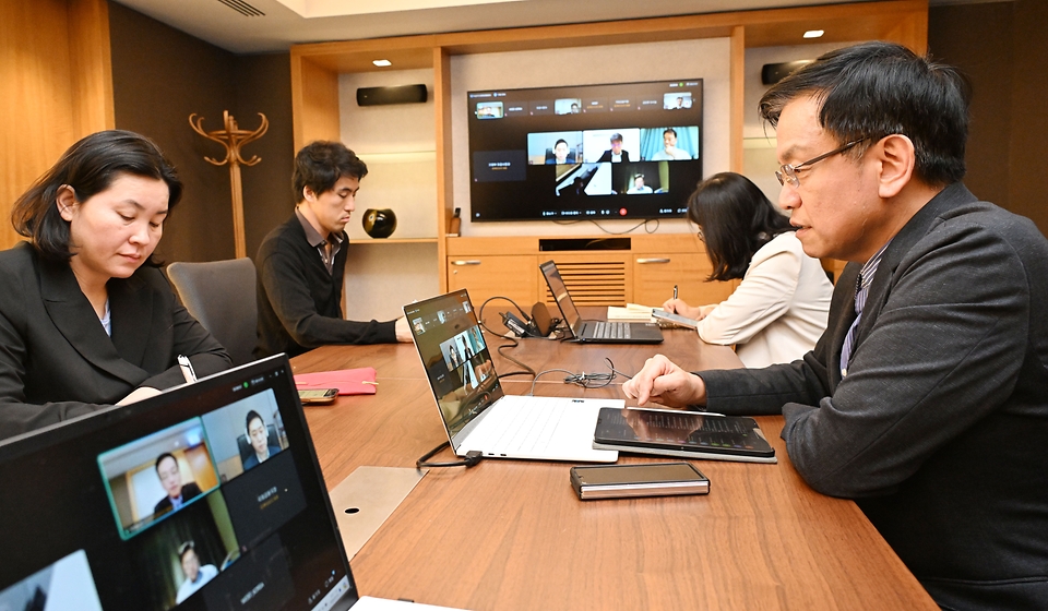 최상목 경제부총리 겸 기획재정부 장관이 2일(현지시간) 튀르키예 이스탄불에서 미국 연방공개시장위원회(FOMC) 주요 결과와 국제금융시장 동향 관련 한국은행, 금융위원회, 금융감독원, 국제금융센터가 참석한 가운데 화상으로 비상거시경제금융회의를 주재하고 있다. 