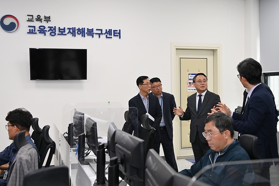 고기동 행정안전부 차관이 1일 세종특별자치시 조치원읍에 위치한 교육정보재해복구센터를 방문해 교육정보(NEIS) 재해복구 시스템, 클라우드 센터 등 장애예방·복구 기반 시설을 점검 하고 있다.