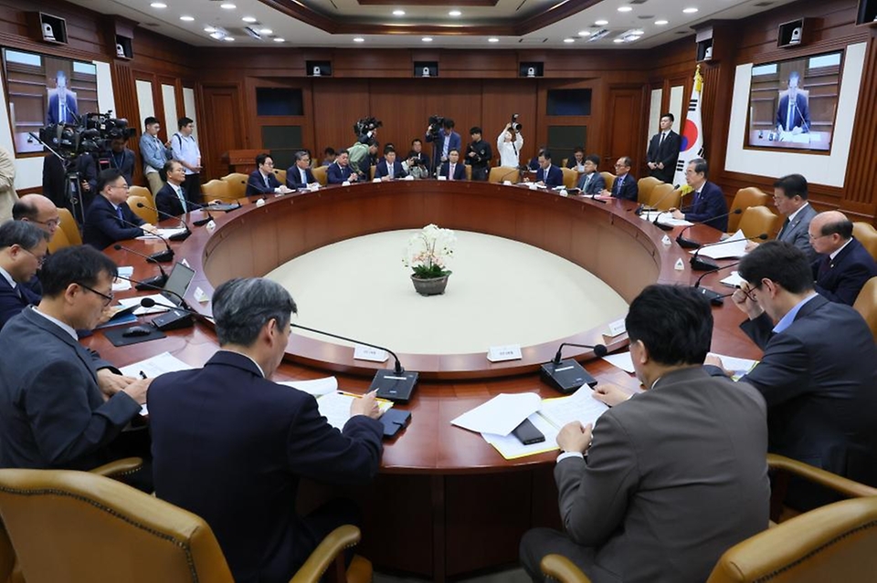 한덕수 국무총리가 2일 서울 종로구 정부서울청사에서 열린 ‘제38회 국정현안관계장관회의’에 참석해 회의에서 논의할 내용을 설명하고 있다.