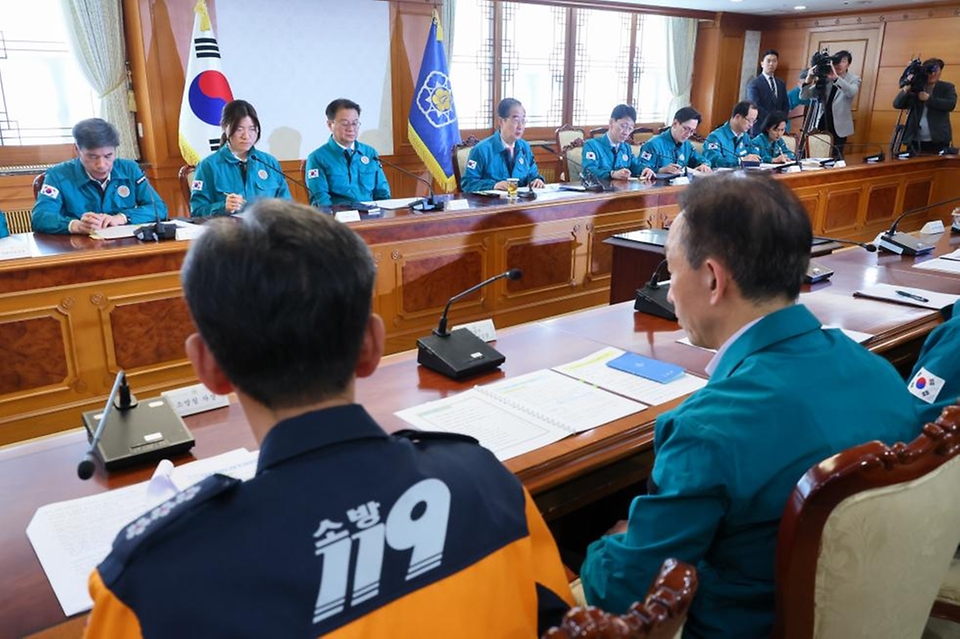 한덕수 국무총리가 1일 서울 종로구 정부서울청사에서 열린 의사 집단행동 대응 중앙재난안전대책본부 회의에 참석해 전공의와 최근 휴진을 결의한 주요 병원 전문의들의 현업 복귀를 촉구하는 발언을 하고 있다. 