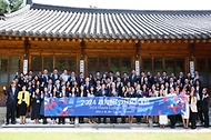 한덕수 국무총리가 1일 서울 종로구 총리 공관에서 열린 ‘세계 한인 차세대 대회 참석자 간담회’에서 참석자들과 기념 촬영을 하고 있다.