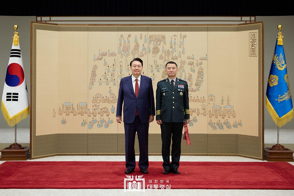 윤석열 대통령이 1일 서울 용산 대통령실 청사에서 열린 ‘중장 진급·보직 신고 및 삼정검 수치 수여식’에서 원천희 신임 국방정보본부장의 삼정검에 수치를 달아준 뒤 기념 촬영을 하고 있다. 