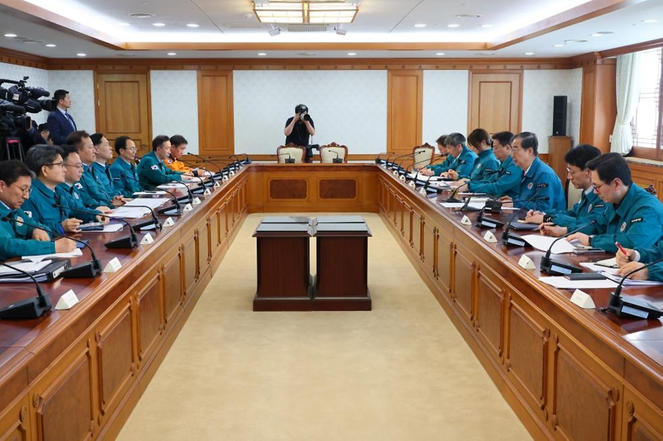 한덕수 국무총리가 1일 서울 종로구 정부서울청사에서 열린 의사 집단행동 대응 중앙재난안전대책본부 회의에 참석해 전공의와 최근 휴진을 결의한 주요 병원 전문의들의 현업 복귀를 촉구하는 발언을 하고 있다. 