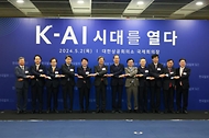 한덕수 국무총리가 2일 서울 중구 대한상공회의소 국제회의장에서 열린 ‘2024 한국포럼’에서 참석자들과 기념 촬영을 하고 있다.