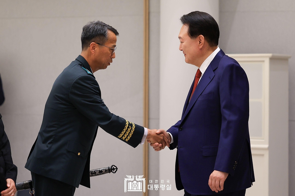 윤석열 대통령이 1일 서울 용산 대통령실 청사에서 열린 ‘중장 진급·보직 신고 및 삼정검 수치 수여식’에서 손대권 신임 육군 군수사령관과 악수하고 있다.