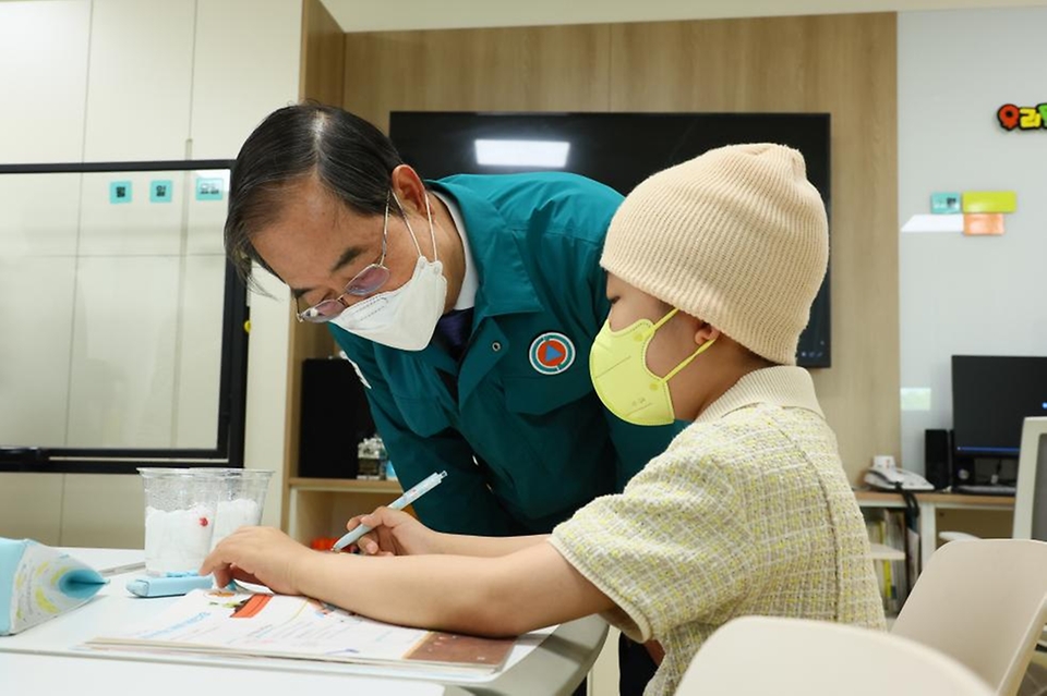 한덕수 국무총리가 3일 경기도 고양시 국립암센터를 방문해 병원 내 암투병 어린이들을 위한 학교를 찾아 공부하고 있는 어린이를 격려하고 있다.