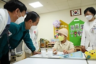 한덕수 국무총리가 3일 경기도 고양시 국립암센터를 방문해 병원 내 암투병 어린이들을 위한 학교를 찾아 공부하고 있는 어린이를 격려하고 있다.