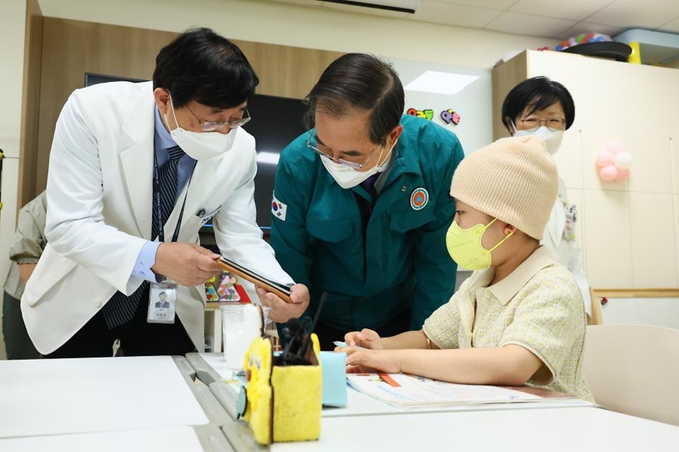 한덕수 국무총리가 3일 경기도 고양시 국립암센터를 방문해 병원 내 암투병 어린이들을 위한 학교를 찾아 공부하고 있는 어린이를 격려하고 있다.