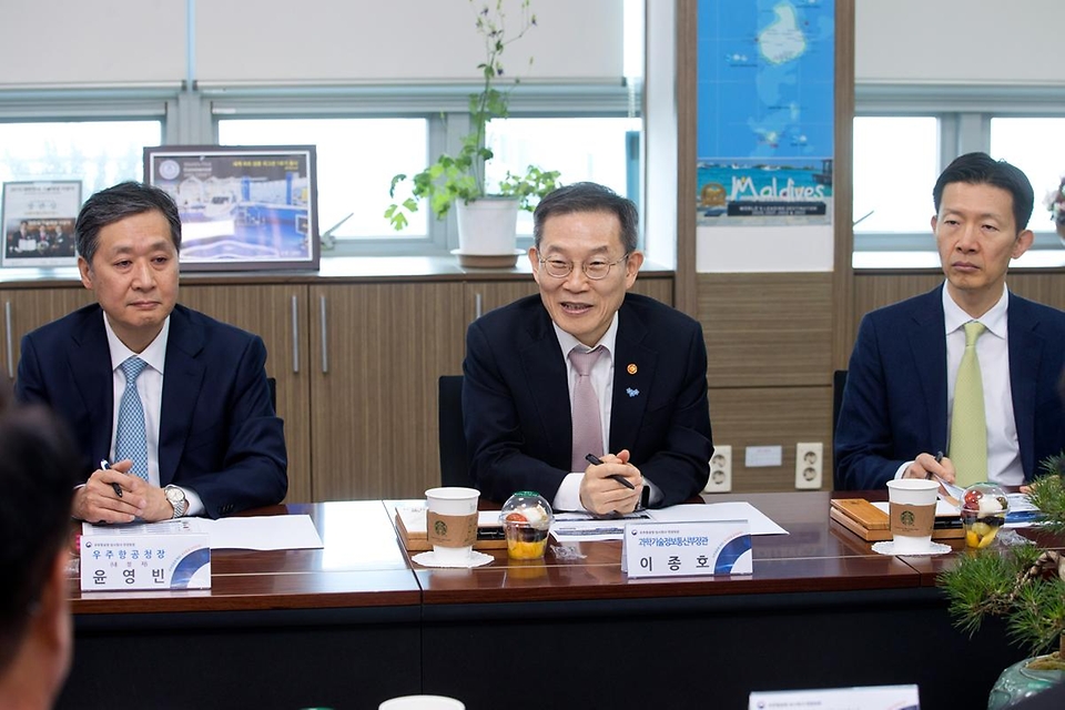 이종호 과학기술정보통신부 장관이 1일 경상남도 사천시 우주항공청 임시청사를 방문해 개청 준비현황 및 임시청사 사무환경 조성 계획 관련 간담회를 하고 있다.