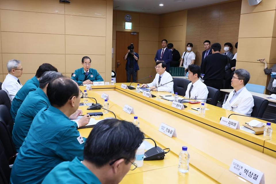 한덕수 국무총리가 3일 경기도 고양시 국립암센터를 방문해 의료진으로부터 비상진료 현황을 보고 받고 있다. 