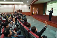 남성현 산림청장이 3일 논산시 건양대학교 명곡정보관에서 산림경영인협회 초청으로 임업인, 귀산촌인, 산주, 임업희망자를 대상으로 ‘지구, 인류 그리고 생명의 숲 - 지방시대 산림의 역할과 가치 증진’을 주제로 특강을 하고 있다.