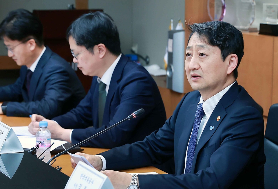 안덕근 산업통상자원부 장관이 3일 서울 종로구 한국무역보험공사 대회의실에서 ‘물가 안정을 위한 석유시장 점검회의’를 주재, 모두발언을 하고 있다.