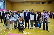 윤석열 대통령이 5일 청와대 연무관에서 열린 어린이날 초청 행사에 참석해 10남매를 키우는 박성용, 이계정 씨 가족과 기념 촬영을 하고 있다.
