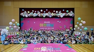 윤석열 대통령이 5일 청와대 연무관에서 열린 어린이날 초청 행사에 참석해 어린이들과 기념 촬영을 하고 있다. 