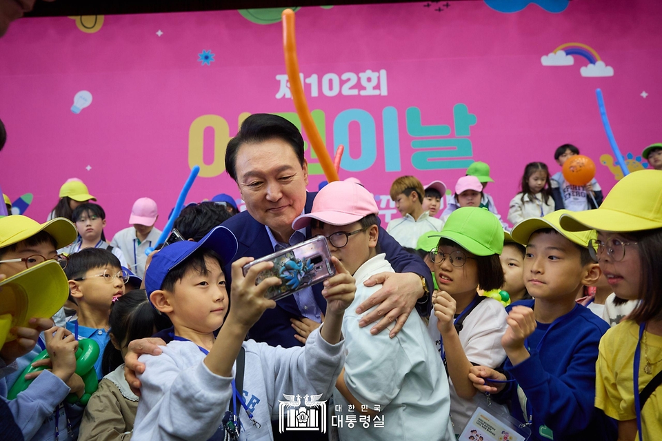윤석열 대통령이 5일 청와대 연무관에서 열린 어린이날 초청 행사에 참석해 어린이들과 셀카를 찍고 있다.