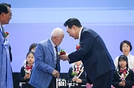 윤석열 대통령이 3일 서울 중구 장충체육관에서 열린 ‘제52회 어버이날 기념식’에서 어르신들에게 직접 카네이션을 달아드리고 있다.