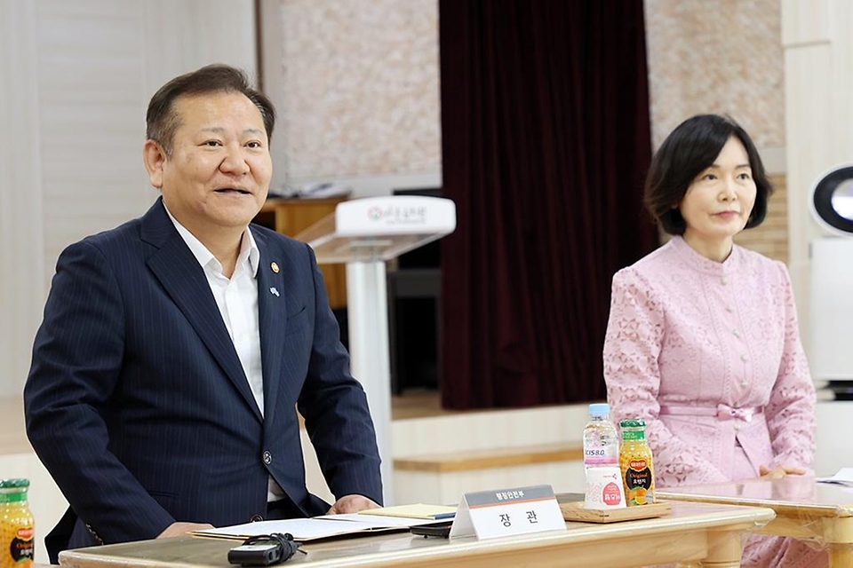 이상민 행정안전부 장관이 3일 경기도 수원시 소재 라온유치원을 방문해 학부모, 유치원 관계자들과 유치원 주변 교통 위험요소 및 건의사항 등을 청취하는 간담회를 하고 있다.