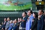 윤석열 대통령이 3일 서울 중구 장충체육관에서 열린 ‘제52회 어버이날 기념식’에 참석해 미소짓고 있다.