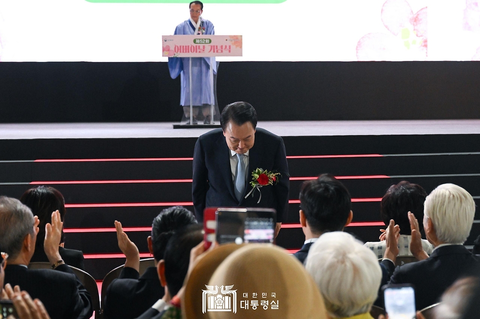 윤석열 대통령이 3일 서울 중구 장충체육관에서 열린 ‘제52회 어버이날 기념식’에서 어르신들에게 인사하고 있다. 