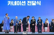 윤석열 대통령이 3일 서울 중구 장충체육관에서 열린 ‘제52회 어버이날 기념식’에서 어르신들에게 직접 카네이션을 달아드린 뒤 인사하고 있다.