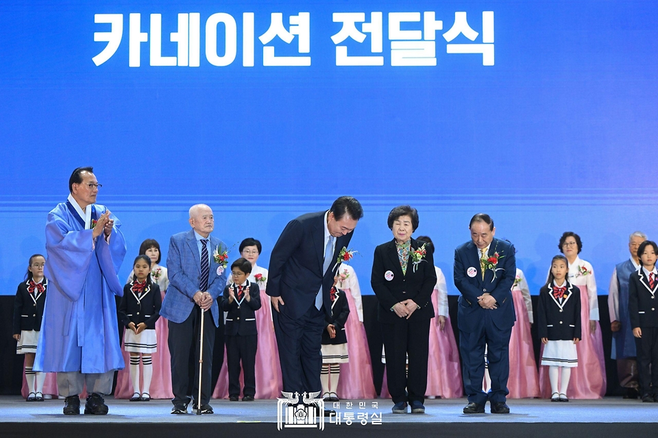 윤석열 대통령이 3일 서울 중구 장충체육관에서 열린 ‘제52회 어버이날 기념식’에서 어르신들에게 직접 카네이션을 달아드린 뒤 인사하고 있다.