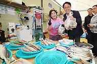 강도형 해양수산부 장관이 4일 충남 서천특화시장 임시상설시장에서 해산물을 구입하고 있다.