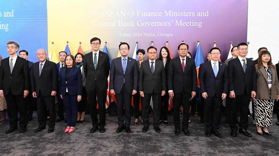 최상목 경제부총리 겸 기획재정부 장관이 3일(현지시간) 조지아 트빌리시 풀만 호텔에서 열린 ‘ASEAN+3 재무장관회의’에서 참석자들과 기념 촬영을 하고 있다.