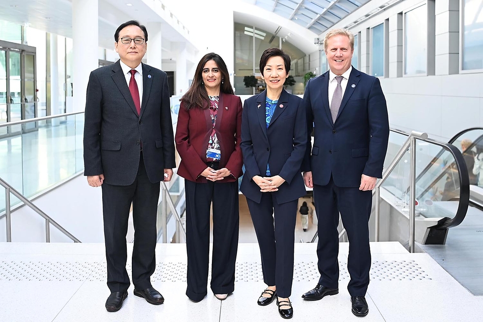 정인교 산업통상자원부 통상교섭본부장은 2일(현지시간) 파리 OECD 회의실에서 열린 ‘디지털경제동반자협정(DEPA) 발효 기념식’에서 참석자들과 기념 촬영을 하고 있다.