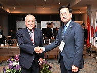 최상목 경제부총리 겸 기획재정부 장관이 3일(현지시간) 조지아 트빌리시 위드햄호텔에서 열린 ‘한·일·중 재무장관회의’ 시작에 앞서 스즈키(Suzuki Shunichi) 일본 재무장관과 기념 촬영을 하고 있다.