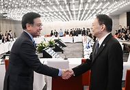 최상목 경제부총리 겸 기획재정부 장관이 3일(현지시간) 조지아 트빌리시 풀만 호텔에서 열린 ‘ASEAN+3 재무장관회의’에서 아사카와 마사츠구(Asakawa Masatsugu) ADB 총재와 악수하고 있다. 