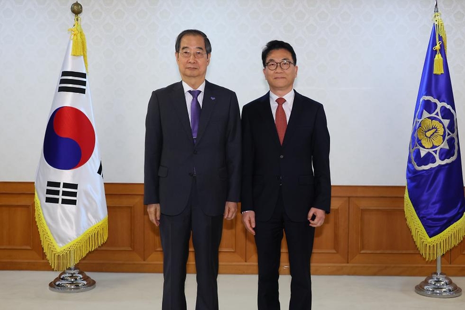 한덕수 국무총리가 7일 서울 종로구 정부서울청사에서 열린 차관급 임명장 수여식에서 차관급 인사에게 임명장을 전수한 뒤 기념 촬영을 하고 있다.