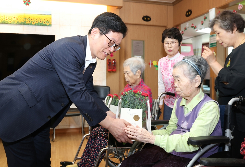 고광효 관세청장이 8일(수) 어버이날을 맞아 대전 동구 소재의 노인요양시설 '예스시니어'에 방문해 요양시설에서 생활하시는 어르신들께 카네이션을 전달하고 있다.