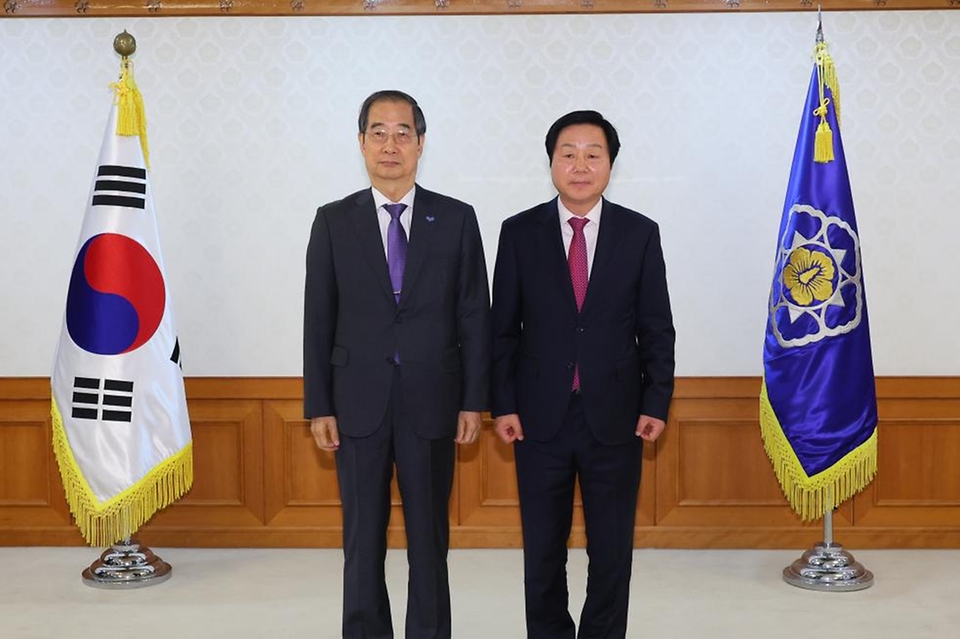 한덕수 국무총리가 7일 서울 종로구 정부서울청사에서 열린 차관급 임명장 수여식에서 차관급 인사에게 임명장을 전수한 뒤 기념 촬영을 하고 있다.