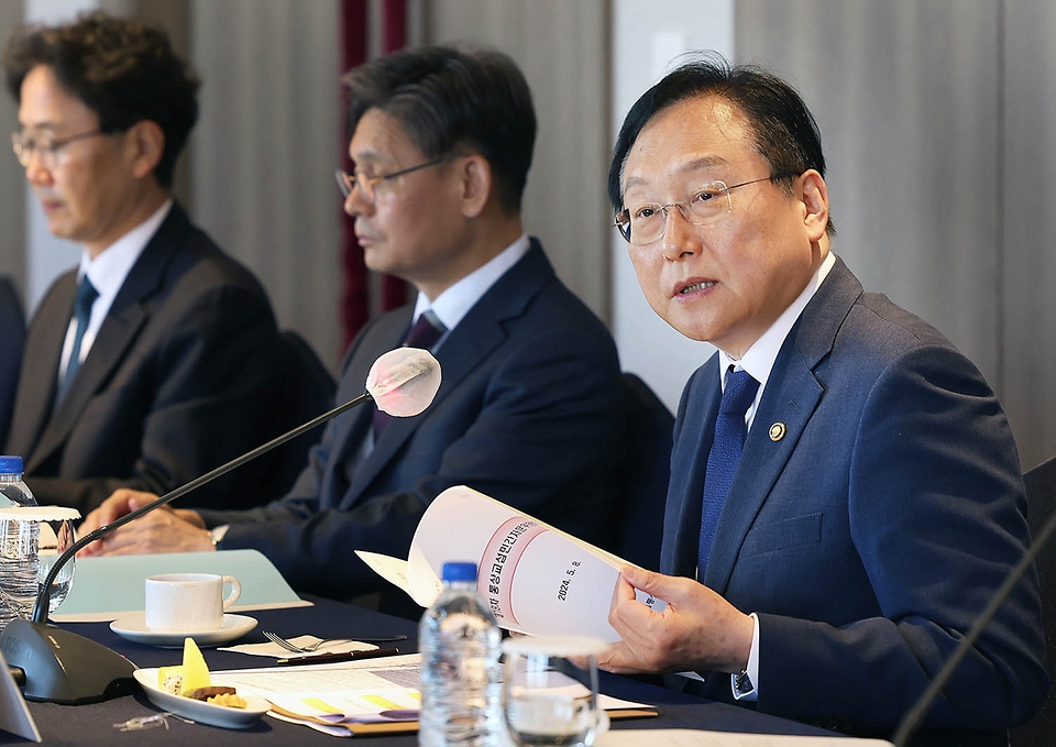 정인교 산업통상자원부 통상교섭본부장이 8일 서울 중구 롯데호텔에서 열린 제18차 통상교섭민간자문위원회를 주재하고 있다. 