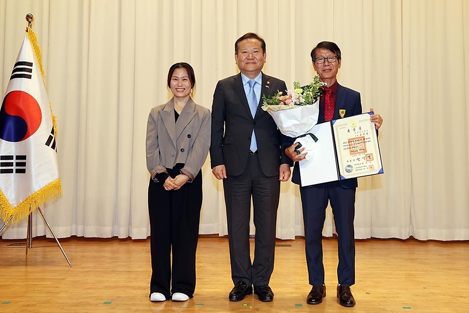 이상민 행정안전부 장관이 7일 충남 아산시 캠코 인재개발원에서 열린 2024년 중앙·지방 정부혁신 워크숍에 참석해 정부혁신유공자(윤석덕 한국도로공사 차장)에게 국민훈장 목련장 시상 뒤 기념 촬영을 하고 있다. 