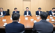 최상목 경제부총리 겸 기획재정부 장관이 8일 정부세종청사 중앙동 내 민원동에서 열린 범부처 민생안정지원단 출범식에 앞서 간담회를 하고 있다. 