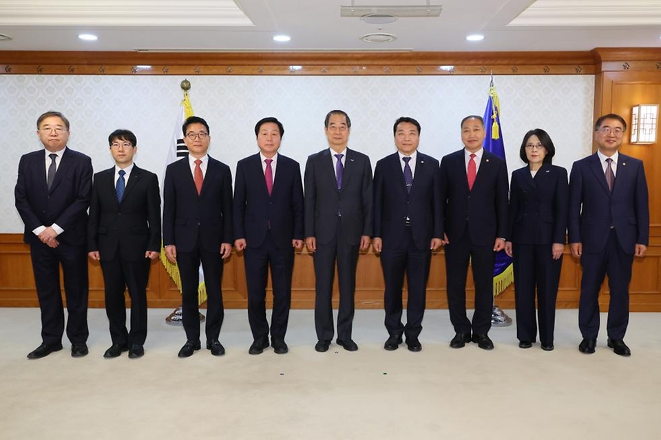 한덕수 국무총리가 7일 서울 종로구 정부서울청사에서 열린 차관급 임명장 수여식에서 임명장을 받은 차관급 인사들과 기념 촬영을 하고 있다.