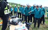 송미령 농림축산식품부 장관이 8일 전라남도 장성군 선동저수지를 방문해 정밀안전진단 장비를 점검하고 있다.