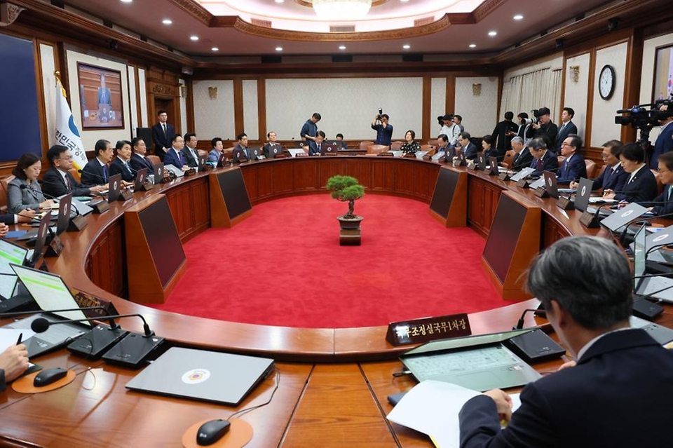 한덕수 국무총리가 7일 서울 종로구 정부서울청사에서 열린 ‘제20회 국무회의’를 주재하고 있다.